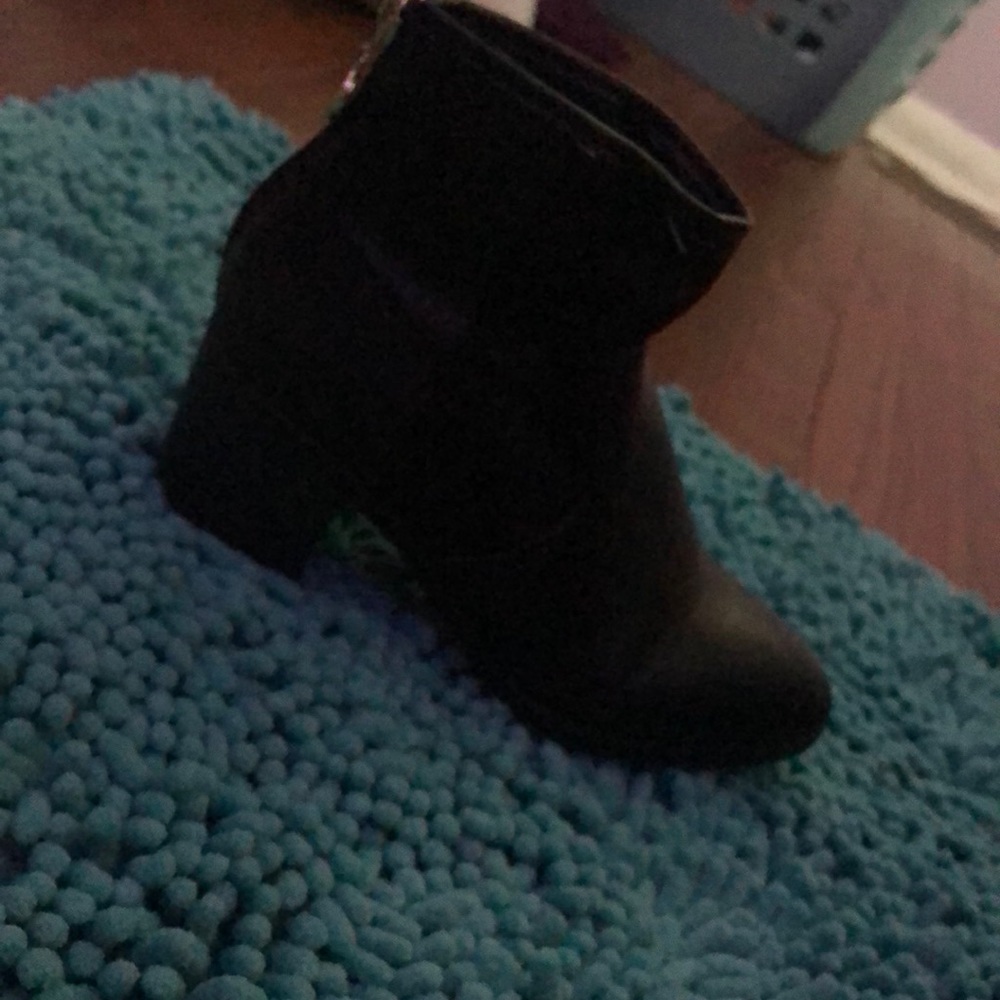 Boots - Picture 3 of 3